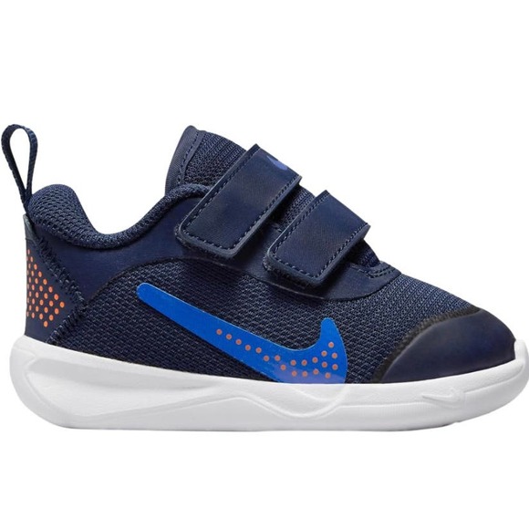 "Nike Omni Multi-Court Boys Shoes - Size 5, Comfortable Playtime Sneakers"